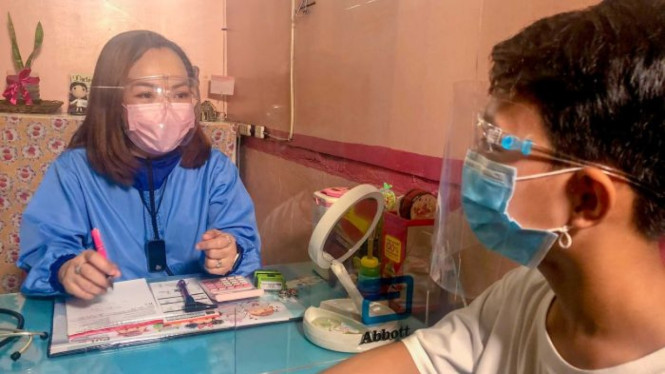 Dr Genalyne Maroon-Berzabal, seorang dokter anak di Manila, sangat ingin mendapatkan divaksin saat kasus COVID-19 di sana terus naik.