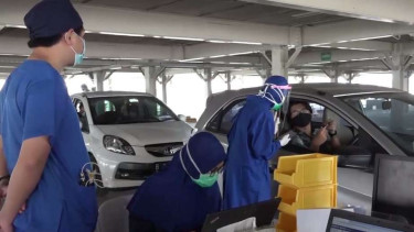 Layanan drive thru vaksinasi di RSUI Depok.