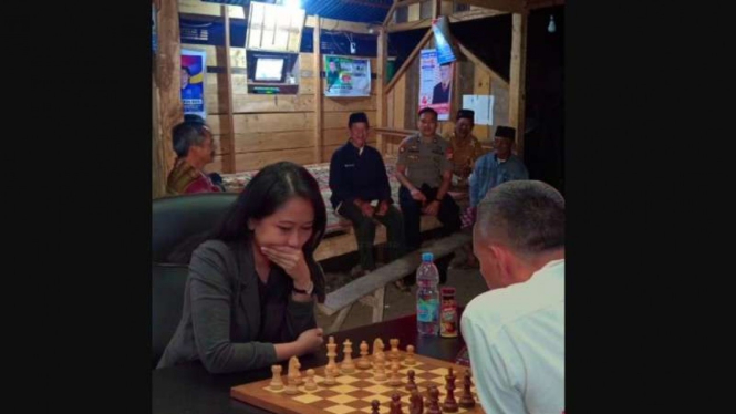 Duel GM Irene Sukandar vs Dewa Kipas di pos ronda.