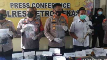 Kepolisian Resor Metro Bekasi menunjukkan barang bukti yang digunakan pelaku pengganda uang dalam menjalankan aksinya saat gelar perkara kasus penggandaan uang, Selasa, 23 Maret 2021.