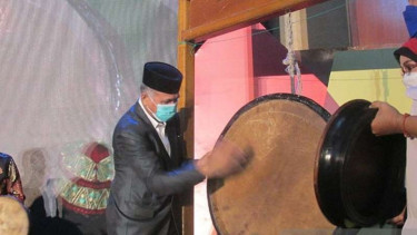 Gubernur Aceh Nova Iriansyah memukul rapai (gendang) ketika meluncurkan kalender pariwisata 2021 di Banda Aceh, Senin, 21 Maret 2021.