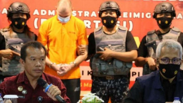 Kantor Imigrasi Ngurah Rai, Badung, Bali, memberikan keterangan pers tentang deportasi seorang buronan interpol Rusia dari Bali, Selasa, 23 Maret 2021.