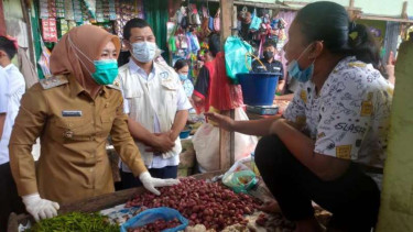 Wakil Walikota Palembang, Fitrianti Agustinda, melakukan inspeksi mendadak.