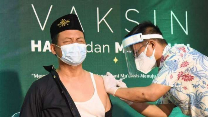 Vaksinasi AstraZeneca di kantor NU Jatim di Surabaya.