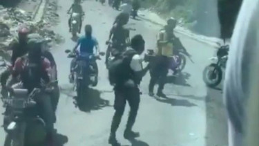 Kelompok bersenjata sedang menghentikan paksa bus Timnas Belize. 