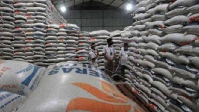 Petugas Perum Bulog cabang Indramayu memeriksa stok beras impor di Gudang Bulog Tegalgirang, Bangodua, Indramayu, Jawa Barat, Selasa, 23 Maret 2021.