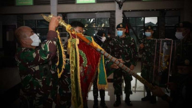 VIVA Militer: Panglima Divif 1 Kostrad berikan penghargaan kepada Yonif PR 305