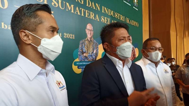 Calon ketua umum Kadin Indonesia Anindya Novyan Bakrie (kiri) bersama Gubernur Sumatera Selatan Herman Deru dan Ketua Kadin Sumatera Selatan Dodi Reza Alex di Palembang, Kamis, 25 Maret 2021.
