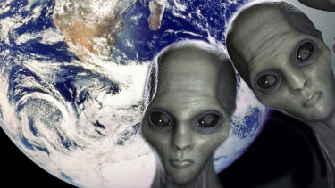 Alien mengintip Bumi.