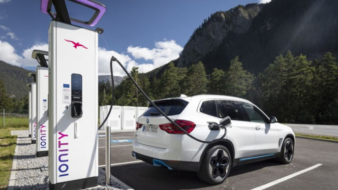 Ilustrasi mobil listrik