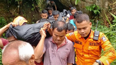 Evakuasi jenazah mahasiswa yang tewas akibat air bah