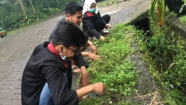 Dokumentasi saat melakukan kerja bakti (23/03/2021)