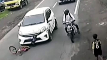 Kecelakaan mobil LCGC tabrak sepeda