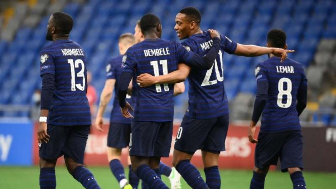 Pemain Timnas Prancis rayakan gol.