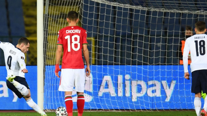 Tendangan penalti bomber Timnas Italia, Andrea Belotti