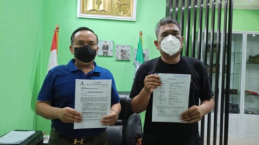 AKBP Sutomo (kiri) dan pengacaranya, Ansari Lubis