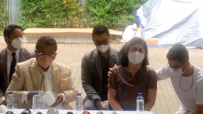 Konferensi pers ibunda Bams eks Samsons, Desiree Tarigan didampingi pengacara Hotman Paris