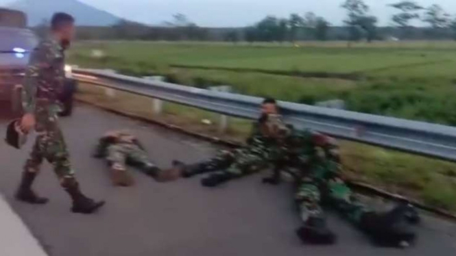 VIVA Militer: Anggota Yonif Raider 408/Suhbrastha terluka akibat kecelakaan truk