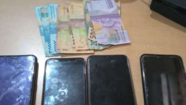 Barang bukti yang diamankan Polsek Genteng dari tiga tersangka pemerasan.