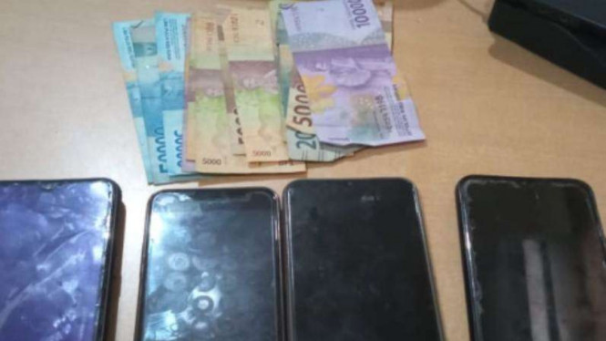 Barang bukti yang diamankan Polsek Genteng dari tiga tersangka pemerasan.