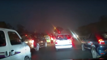 Detik-detik pengemudi mobil ditilang karena terjebak macet di lampu merah