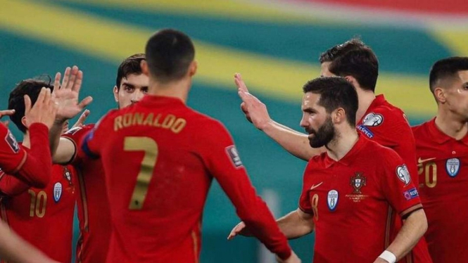 Cristiano Ronaldo merayaka gol bersama pemain Portugal