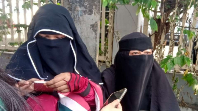 Yuyun dan Siti Marsifah simpatisan Habib Rizieq di depan PN Jaktim.