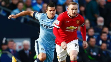 Wayne Rooney saat di MU berduel dengan Aguero
