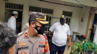  Kapolsek Ciracas Kompol Jupriono mengunjungi rumah Zakiah Aini 