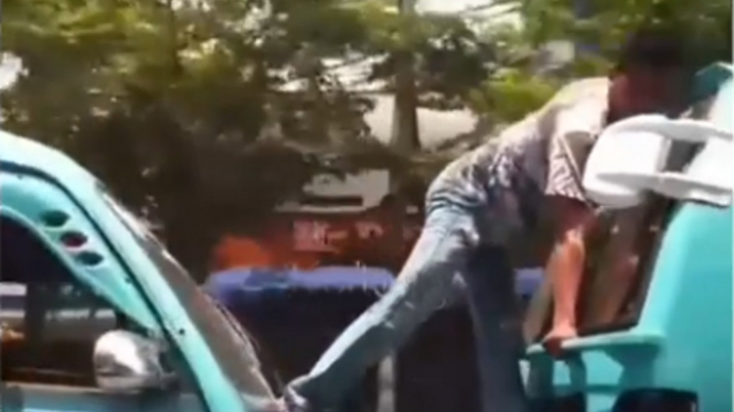 Aksi ekstrem dorong mobil mogok
