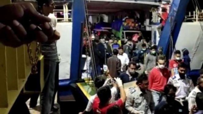 Kapal penyeberangan KMP Bontoharu akhirnya tiba dengan selamat.