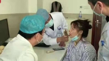 Petugas medis di salah satu rumah sakit di Guangzhou, China, memeriksa kondisi hidung aktris Gao Liu.