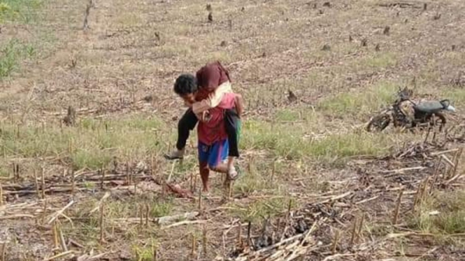 Siswi penderita kelainan jantung di Luwu, digendong ibunya ke puncak gunung.