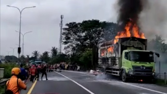 Truk logistik pegiriman paket terbakar di tol Tangerang-Merak