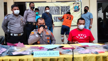 Polisi saat memaparkan kasus pembunuhan suami bunuh istri di Deli Serdang.
