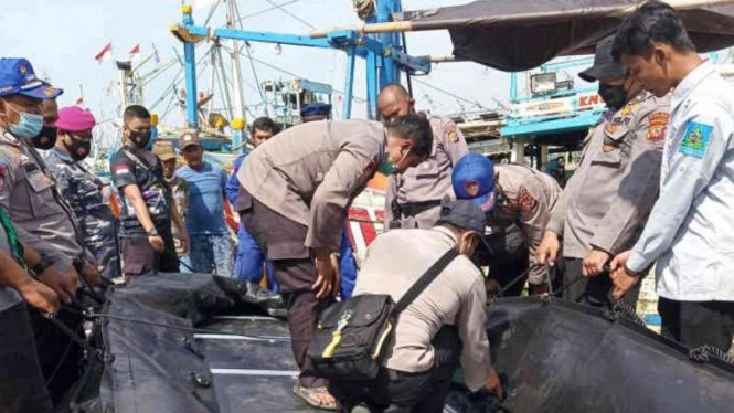 Tim SAR saat menyiapkan kapal karet untuk mengevakuasi para korban tabrakan kapal di perairan Indramayu, Jawa Barat, Minggu, 4 April 2021.