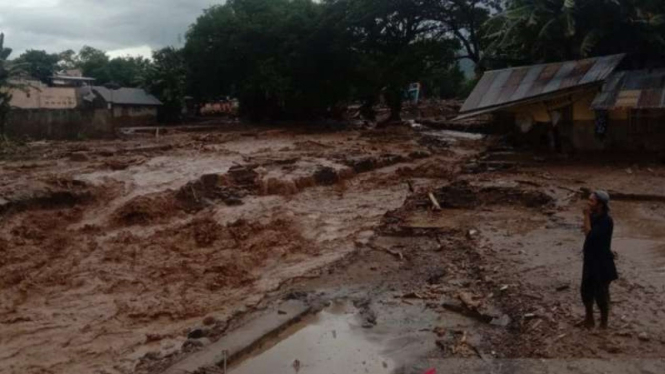 Banjir bandang menerjang salah satu desa di NTT.
