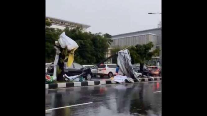 Baliho roboh di depan Hotel dan Plaza Ambarukmo setelah hujan angin melanda DIY 