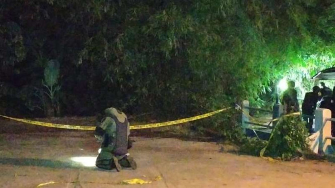 Tim penjinak bom Satuan Gegana Brimob mengamankan sebuah benda misterius bertulis “FPI Munarman” yang tergeletak di pinggir Jalan Grogol, Kecamatan Limo, Depok, Jawa Barat, Minggu malam, 4 April.