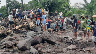 Sejumlah warga Kecamatan Ile Ape, Kabupaten Lembata, Nusa Tenggara Timur, mencari para korban banjir bandang yang masih belum ditemukan, Minggu, 4 April 2021.