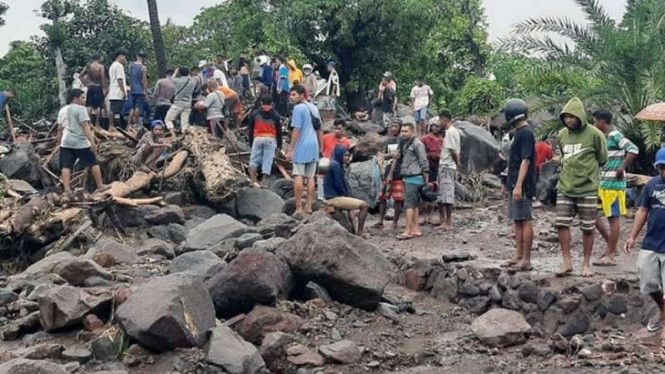Sejumlah warga Kecamatan Ile Ape, Kabupaten Lembata, Nusa Tenggara Timur, mencari para korban banjir bandang yang masih belum ditemukan, Minggu, 4 April 2021.