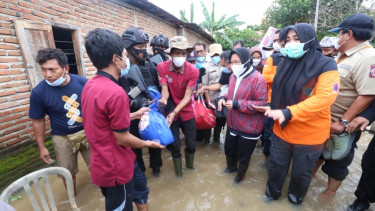 Mensos Risma saat menyerahkan bantuan di ke Posko Pengungsi, Desa Naru, Kecamatan Woha, Kabupaten Bima, NTB (05/04).