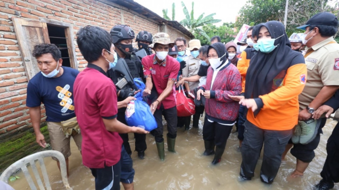 Mensos Risma saat menyerahkan bantuan di ke Posko Pengungsi, Desa Naru, Kecamatan Woha, Kabupaten Bima, NTB (05/04).