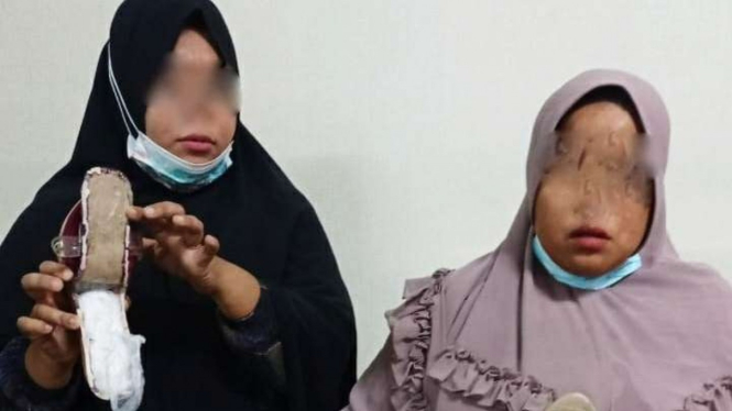 Kedua emak-emak saat diamankan di Bandara Kualanamu, Sumut