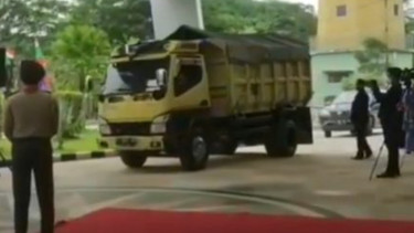 Mahasiswa datang ke wisuda naik truk.