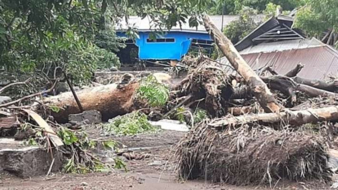 Rumah penduduk di Kecamatan Ile Ape, Lembata, NTT hancur akibat banjir bandang.
