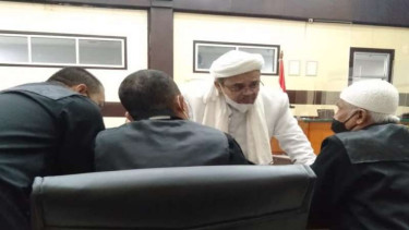 Habib Rizieq Shihab saat berdiskusi bersama kuasa hukum. (ilustrasi)