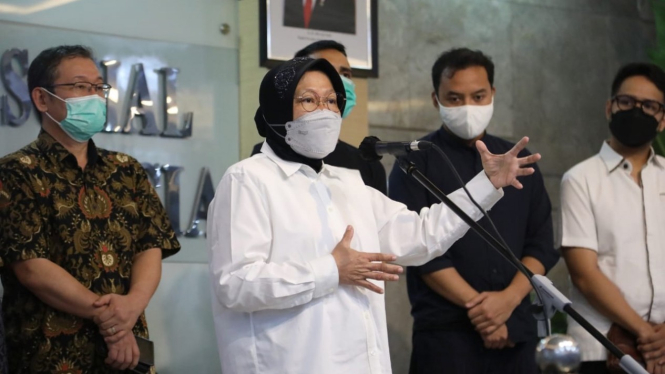Menteri Sosial Tri Rismaharini dalam keterangannya di hadapan media hari ini (07/04).