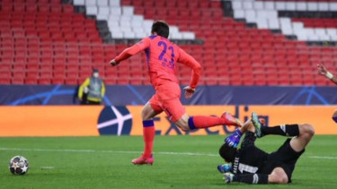 Bek Chelsea, Ben Chilwell membobol gawang FC Porto.