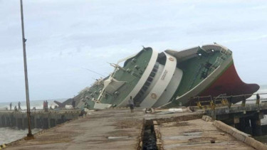 Kapal Chantika 10 yang karam di Pelabuhan Seba Pulau Sabu, Kabupaten Sabu Raijua, Provinsi Nusa Tenggara Timur (NTT).